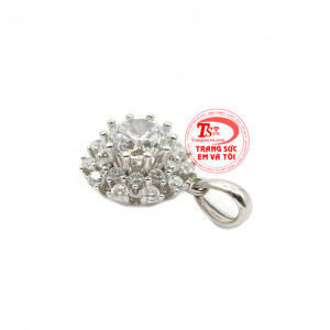 Việc kết hợp vàng trắng cùng đá cz lấp lánh càng khiến cho mặt dây trở nên quyến rũ và lôi cuốn người nhìn. Mặt dây vàng trắng kiêu sa