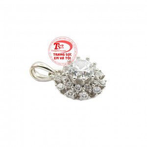 Mặt dây vàng trắng kiêu sa được nhập khẩu từ Italy, chế tác từ vàng tây 18k bền đẹp và sáng bóng. 