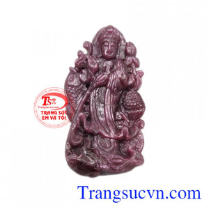 Mặt phật bà ruby cưỡi cá chép được các nhà chạm khắc lựa chọn từ những viên đá ruby thiên nhiên chất lượng tốt nhất để tạo nên.
