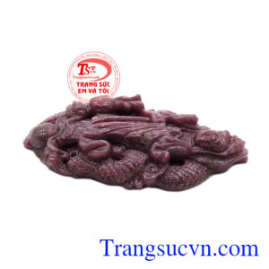 Phật bà ruby cưỡi rồng giúp con người thoát khỏi bể khổ trần gian, xóa tan hiềm khích để con người trở nên thư thái và bình an.
