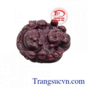 Sản phẩm có thể bọc vàng đeo cùng dây chuyền vàng chất lượng đem lại sự sang trọng và may mắn.