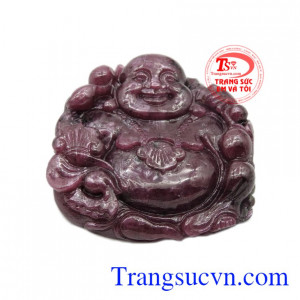 Mặt phật Di Lặc ruby sung túc được chế tác từ đá ruby thiên nhiên màu sắc sáng bóng.