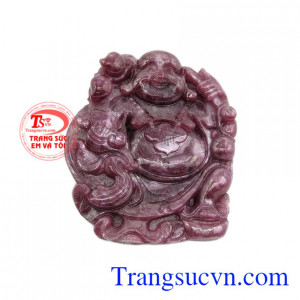 Mặt phật Di Lặc ruby tài lộc được chạm khắc tinh tế, đường nét sắc sảo.