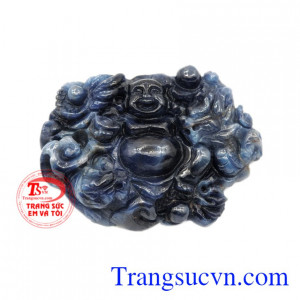 Mặt phật Di Lặc sapphire an yên được chạm khắc công phu sắc nét, tinh tế.