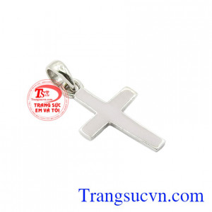Mặt dây thánh giá kết hợp cùng dây chuyền vàng trắng tăng nét nổi bật, ấn tượng cho người đeo.