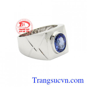 Nhẫn nam gắn đá saphire phù hợp thời trang, phong thủy phái mạnh.