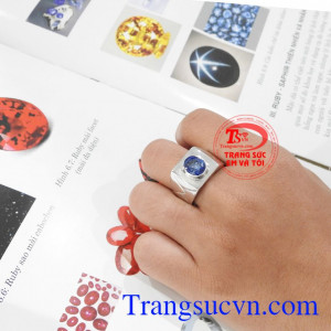 Nhẫn nam gắn đá saphire được bảo hành uy tín, giao hàng toàn quốc, nhận đặt chế tác theo yêu cầu.