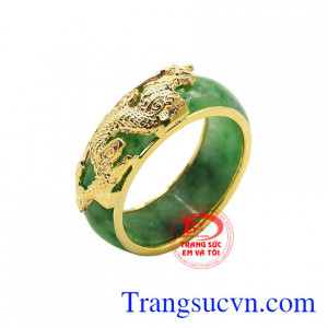Nhẫn nam ngọc phú quý chạm khắc hình rồng uy quyền đang là sản phẩm được ưa chuộng trong thời gian gần đây.