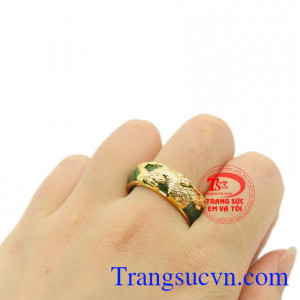 Nhẫn ngọc cẩm thạch rất phù hợp đeo ở ngón trỏ để thể hiện quyền lực cũng như địa vị xã hội của người sử dụng.