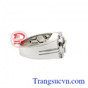 Sản phẩm được chế tác từ vàng trắng 14k đảm bảo độ bền đẹp với thời gian. Nhẫn nam thánh giá đẹp