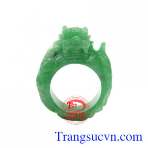 Nhẫn ngọc rồng cẩm thạch được chế tác từ ngọc cẩm thạch thiên nhiên chưa qua xử lý, chạm khắc công phu.