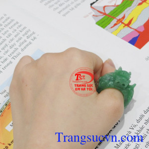 Nhẫn ngọc rồng cẩm thạch chiếc nhẫn phù hợp cho người mệnh Hỏa và Mộc.
