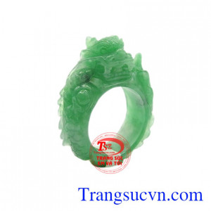 Nhẫn ngọc cẩm thạch là sản phẩm được quan lại, quý tộc xưa sử dụng nhiều để thể hiện sự quyền quý và giàu có.