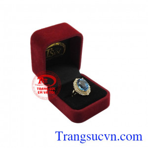 Còn trong phong thủy, đá topaz mang năng lượng tích cực giúp cho người dùng trở nên lạc quan, yêu đời, luôn tự tin và hạnh phúc. Nhẫn nữ topaz quý phái