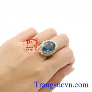 Trong văn hóa phương Tây, đá topaz xanh dương được coi là viên đá của tháng 12 và được dùng để kỷ niệm 4 năm ngày cưới. Nhẫn nữ topaz quý phái