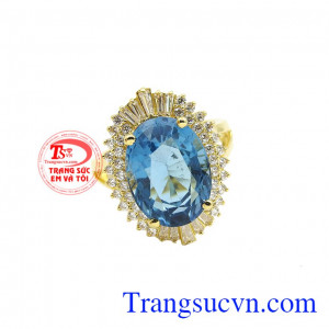 Nhẫn nữ topaz quý phái được các người thợ chế tác cách tỉ mỉ và tinh tế tới từng chi tiết.