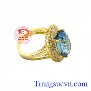 Sản phẩm chế tác từ vàng tây 14k kết hợp cùng đá topaz thiên nhiên càng khiến cho người dùng trở nên sang trọng và quý phái hơn. Nhẫn nữ topaz quý phái