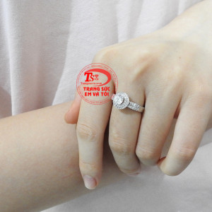 Nhẫn nữ vàng trắng rạng rỡ là lựa chọn hàng đầu cho phái đẹp.