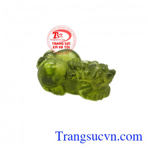 Người ta thường coi đá peridot như bùa hộ mệnh để giải trừ điềm xấu, mang lại sự ôn hòa, hạnh phúc. Tỳ hưu peridot may mắn