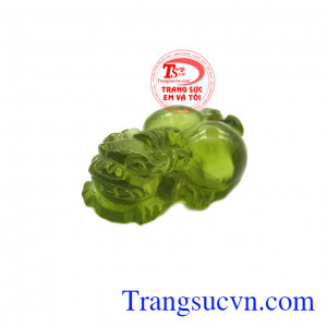 Tỳ hưu peridot may mắn được chế tác từ đá peridot thiên nhiên.