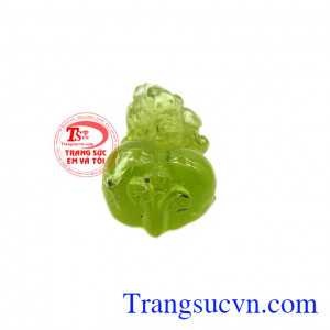 Theo truyền thuyết, tỳ hưu là linh vật giúp gia chủ luôn được giàu có và thịnh vượng. Tỳ hưu peridot tài lộc