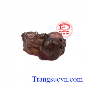 Đặc biệt, tourmaline là loại đá có thể tích điện, giúp hỗ trợ cải thiện một số bệnh cho con người. Tỳ hưu tourmaline may mắn