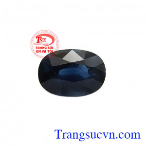 Viên saphir thiên nhiên may mắn có hình oval, thích hợp để làm mặt nhẫn hoặc mặt dây chuyền. 