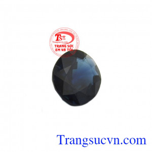 Đây cũng là viên đá biểu tượng cho tình yêu, hôn nhân vĩnh cửu. Viên saphir thiên nhiên mệnh thủy