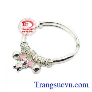 Thiết kế đẹp mắt, dễ dàng sử dụng nên đây là sản phẩm được các mẹ rất ưa chuộng. Vòng bạc tuổi tý tinh nghịch