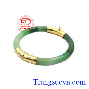 Vòng cẩm thạch bọc vàng sang trọng đem tới vẻ đẹp quý phái cho người dùng.
