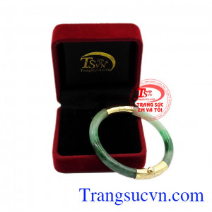 Vòng cẩm thạch bọc vàng sang trọng được bảo hành uy tín, giao hàng toàn quốc.
