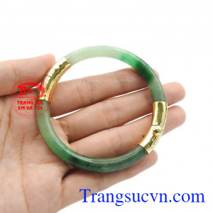 Ngọc jadeite mang lại sự bình an, thịnh vượng cho người đeo. Vòng cẩm thạch bọc vàng sang trọng