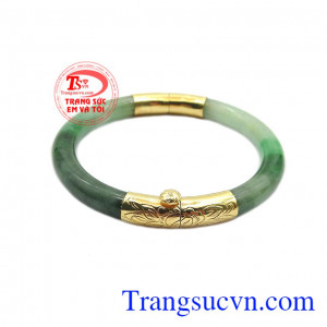 Sự kết hợp vàng tây 10k cùng ngọc cẩm thạch thiên nhiên tạo nên một sản phẩm hợp phong thủy. Vòng cẩm thạch bọc vàng sang trọng