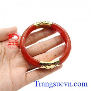 Ngọc cẩm thạch đỏ được bọc vàng khiến cho sản phẩm vừa mang nét sang trọng vừa thể hiện được đẳng cấp của người dùng. Vòng ngọc jadeite đỏ quý phái
