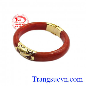 Vòng ngọc jadeite đỏ quý phái là một gợi ý hay cho các chị em phụ nữ.