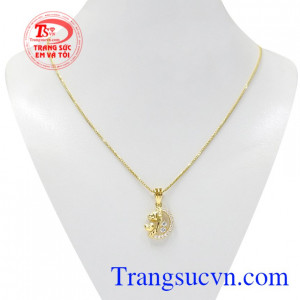Bộ mặt ánh trăng tình yêu là sự kết hợp giữa mặt dây chuyền ánh trăng và dây chuyền vàng mang đến vẻ đẹp tinh khôi cho phái đẹp.