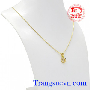 Trang sức vàng màu từ lâu đã quá quen thuộc và cũng rất dễ dàng để đeo.