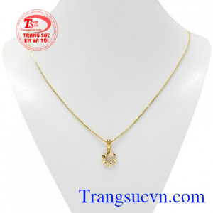 Bộ mặt dây duyên dáng tinh tế là dòng sản phẩm mới hiện đang được nhiều nữ giới yêu thích.