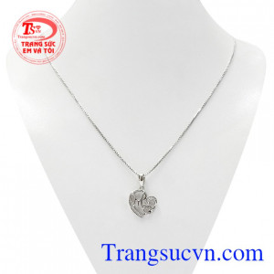 Bộ mặt dây vàng trắng mẹ yêu là sự kết hợp đầy tinh tế giữa mặt dây nhập khẩu Korea và dây chuyền vàng trắng chất lượng.