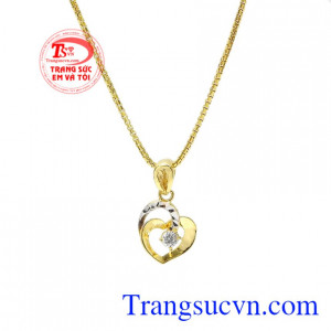 Và bộ mặt dây chuyền được phái đẹp sử dụng nhiều tạo điểm nhấn cho khuôn mặt và bộ đồ mình đang mặc.