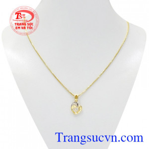 Bộ mặt trái tim đong đầy là sự kết hợp giữa mặt dây chuyền trái tim và dây chuyền vàng thanh mảnh tạo vẻ thời trang, trẻ trung cho nữ giới.