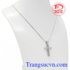 Bộ thánh giá mang đến cho người đeo vẻ thời thượng, thanh lịch.