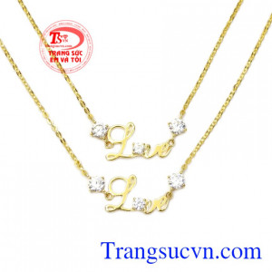 Bộ sản phẩm mang đến sự nữ tính, dễ thương đến cho người đeo.