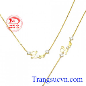 Bộ trang sức chữ Love là sự kết hợp của dây chuyền vàng và lắc tay vàng tây.