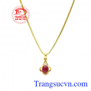 Với bộ trang sức hợp mệnh, bạn có thể dành tặng cho người phụ nữ thân yêu của bạn. Bộ trang sức ruby nhỏ xinh