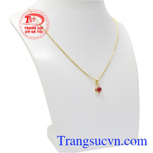 Bộ trang sức ruby nhỏ xinh được kết hợp từ vàng tây và mặt dây vàng gắn đá quý tạo nên bộ trang sức sang trọng và tinh tế. 