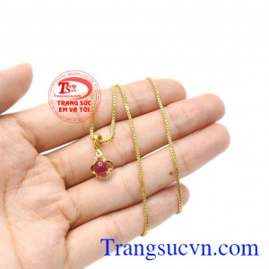 Sản phẩm phù hợp với người mệnh hỏa và mệnh thổ. Bộ trang sức ruby nhỏ xinh
