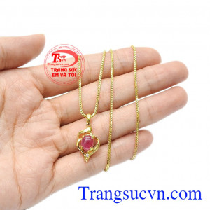Sản phẩm kết hợp cùng đá ruby tự nhiên không chỉ nâng tầm đẳng cấp người dùng mà còn mang đến sự may mắn và thịnh vượng. Bộ trang sức ruby tinh tế