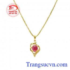 Đá ruby cũng là đá hộ mệnh cho người sinh tháng 7. Bộ trang sức ruby tinh tế