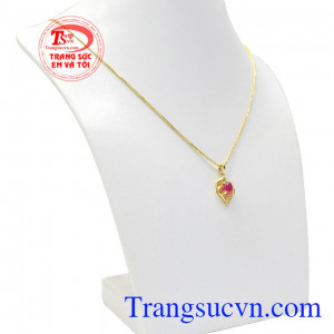 Bộ trang sức ruby tinh tế được chế tác với kiểu dáng sang trọng giúp tôn lên vẻ đẹp của người phụ nữ. 